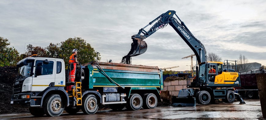 PMG SERVICES EFFECTUE DES OPÉRATIONS DE NETTOYAGE AVEC LA NOUVELLE PELLE SUR PNEUS HW210A